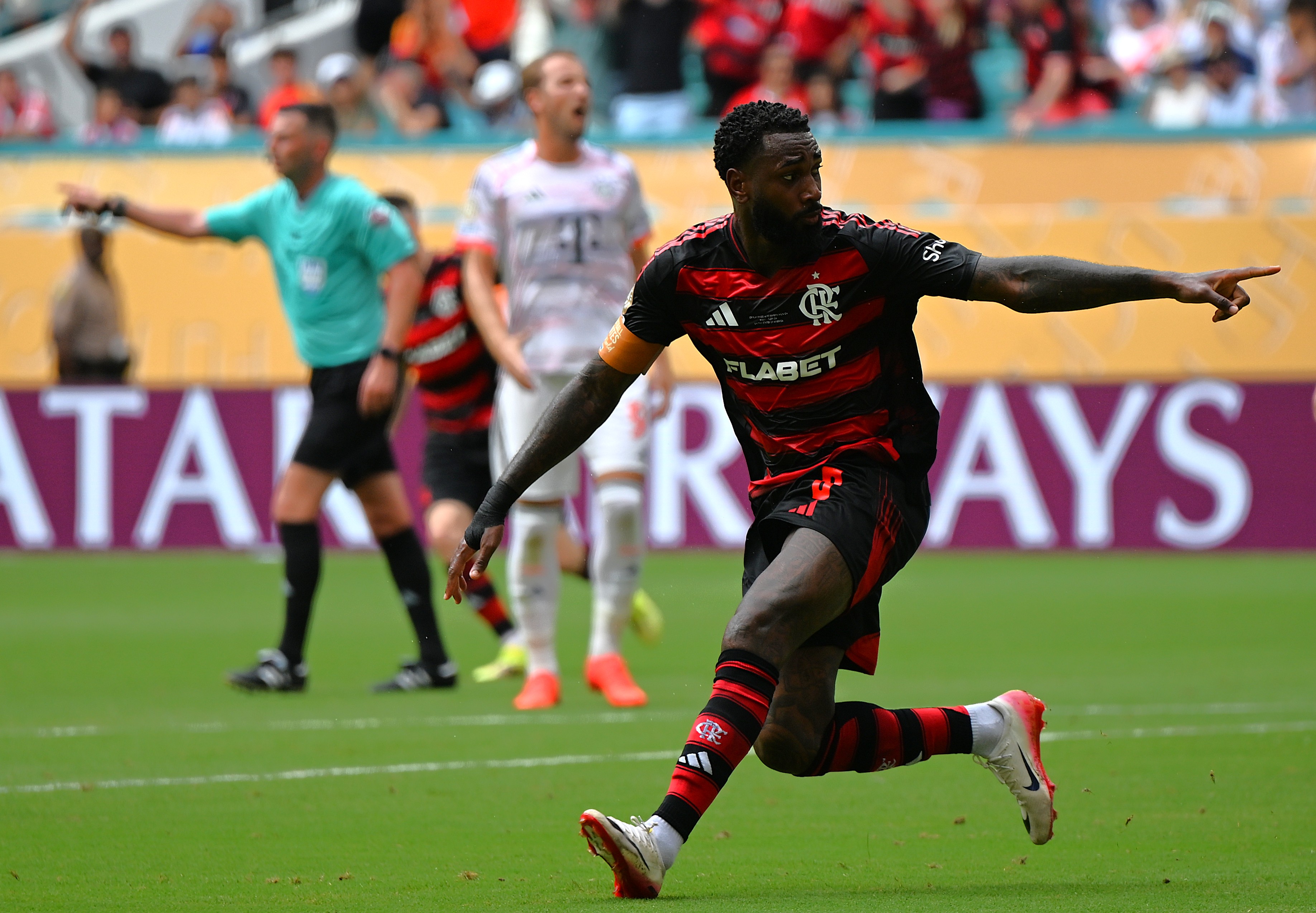 包含拜仁慕尼黑训练开放日，国际比赛日造点机会引欢呼，法国杯在即，身体对抗强度拉满的词条