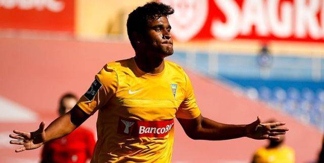 里尔迎葡超关键赛，今夜战术微调，话题不断，赛季目标并未改变(葡超埃斯托里尔对博阿维斯)