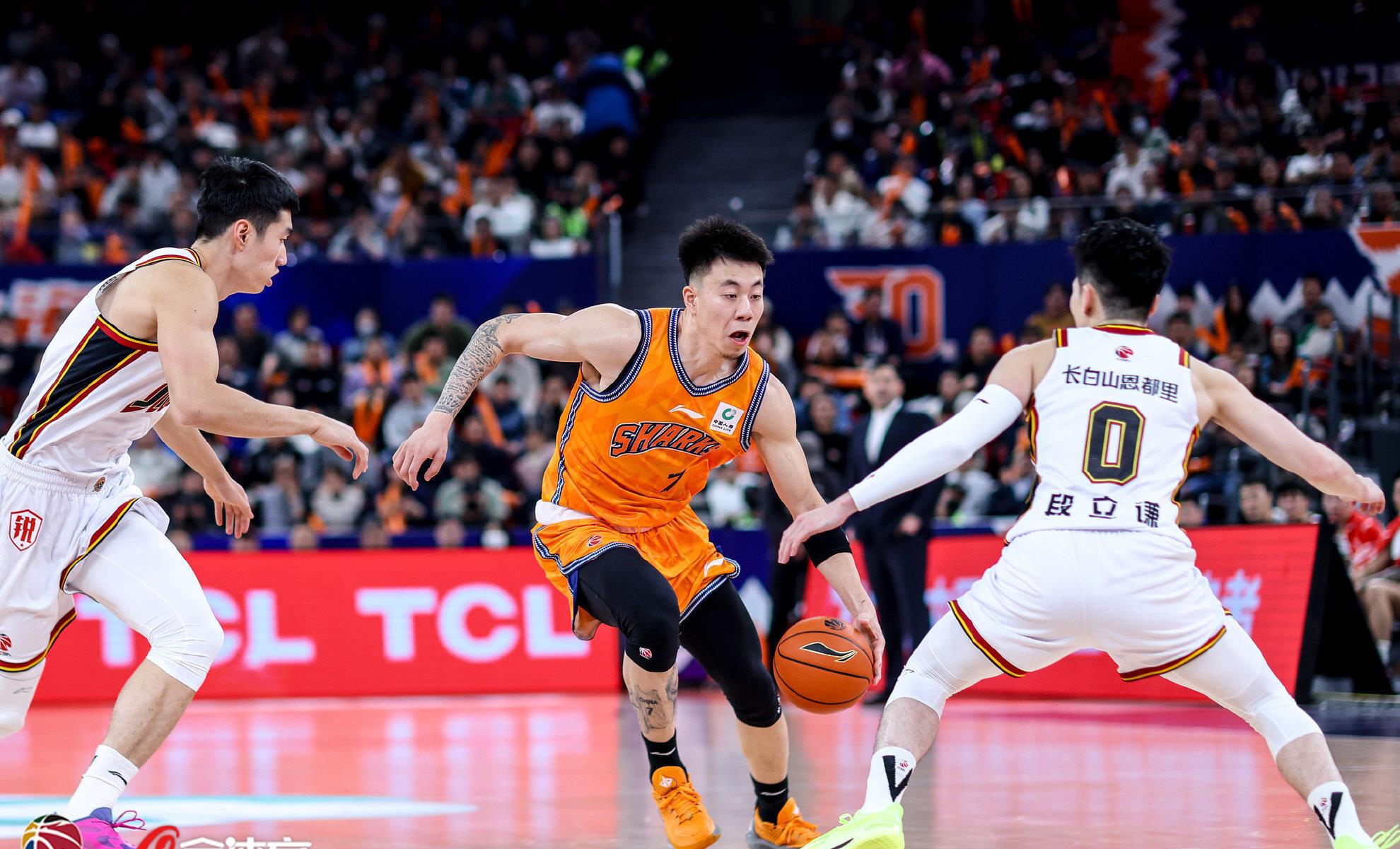 CBA常规赛倒计时；切尔西集结日止住颓势；细节引发关注；悬念犹存；数据趋势出现新变化(新浪体育nba)